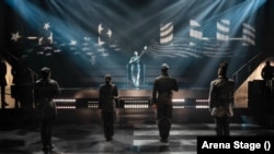 워싱턴 D.C. 남서부의 공연장 아레나 스테이지(Arena Stage)에서 선보여지는 아프리카계 미국인의 전통 춤을 바탕으로 활동하는 무용단 ‘스텝 아프리카!(Step Afrika!)’ 신작 ‘더 프루츠 오브 아워 레이버(The Fruits of Our Labor)’