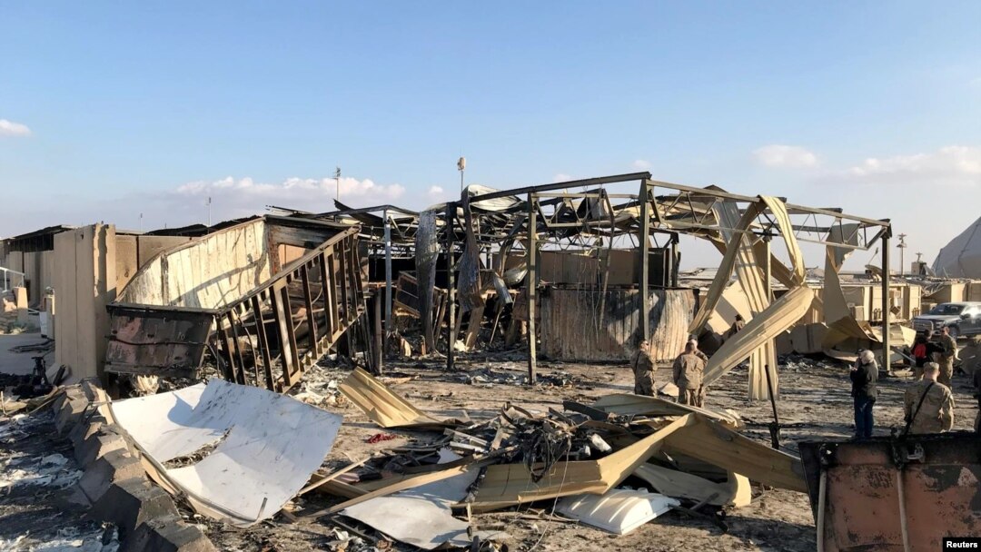 Abasirikare b'Amerika bariko bagenzura ahatewe misile kw'ikambi ya Ain al-Asad mu ntara ya Anbar, muri Iraki, kw'itariki 13/01/2020.