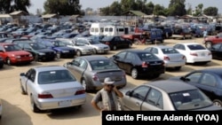 Un parc de vente de voitures d'occasion. (Ginette Fleure Adande/VOA)