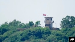 Sejumlah tentara Korea Utara berjaga dengan pos penjagaan tampak dari Paju, Korea Selatan, Minggu, 9 Juni 2024. (Foto: Lee Jin-man/AP Photo)