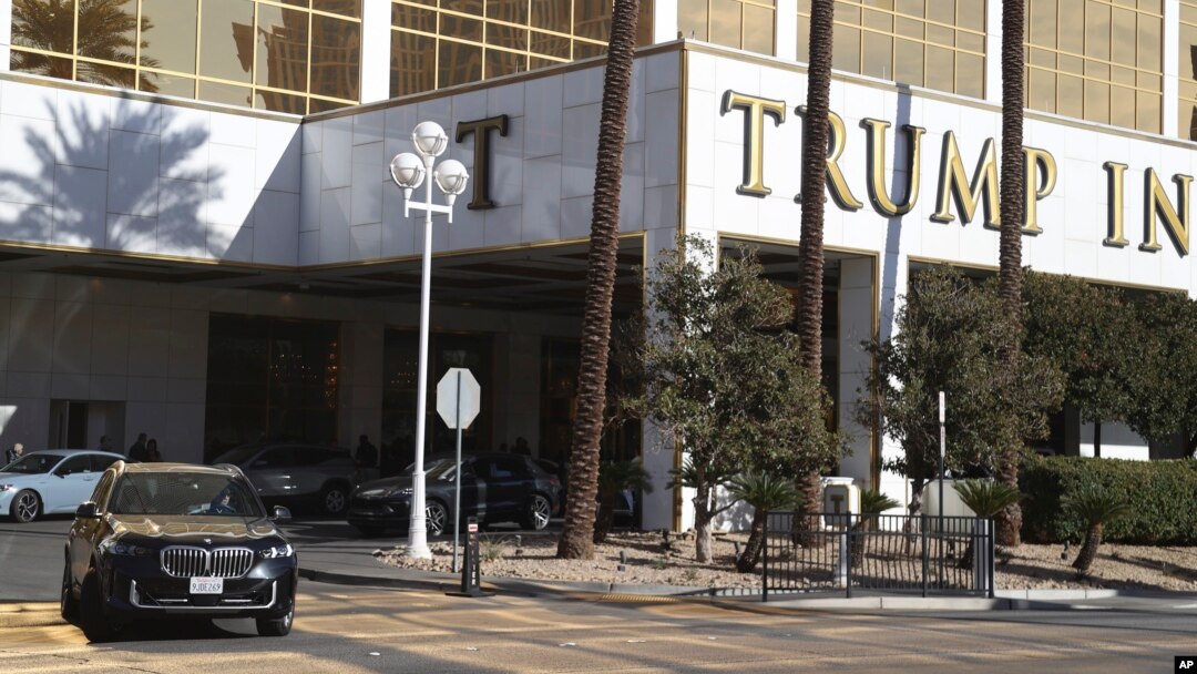 Un automóvil sale del Trump International Hotel en Las Vegas el jueves 1 de enero de 2025 en Las Vegas, Nevada, EEUU. 