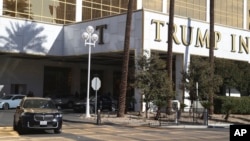 Un automóvil sale del Trump International Hotel en Las Vegas el jueves 1 de enero de 2025 en Las Vegas, Nevada, EEUU. 