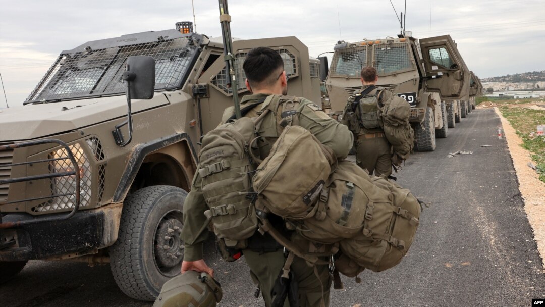Izraelska vojska i vojna vozila spremaju se da uđu u Jenin, naselje na okupiranoj Zapadnoj obali, 22. januar 2025. (Foto: Gil Cohen-Magen/AFP)