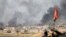 25일 이라크군과 이슬람 무장단체 ISIL의 교전이 진행중인 모술 외곽에서 포연이 피어오르고 있다. 