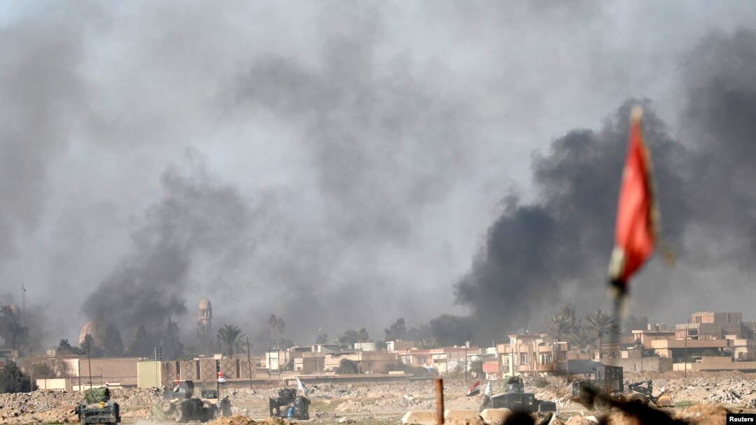 Khói bay lên từ các trận giao tranh giữa phiến quân IS và quân đội Iraq, ngoại ô thành phố Mosul, 25/02/2017.