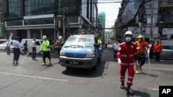 ရန်ကုန်မြို့ရှိ လမ်းတခုတွင် ပိုးသတ်ဆေးဖြန်းနေကြတဲ့ ဝန်ထမ်းတချို့ (မတ် ၂၉၊ ၂၀၂၀)