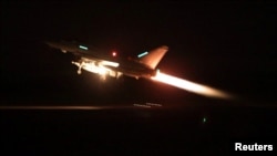 英國國防部當地時間2024年1月12日發布的照片​​顯示一架皇家空軍颱風戰鬥機從阿克羅蒂裡皇家空軍基地起飛，參與美國領導的打擊也門胡塞武裝目標的行動。