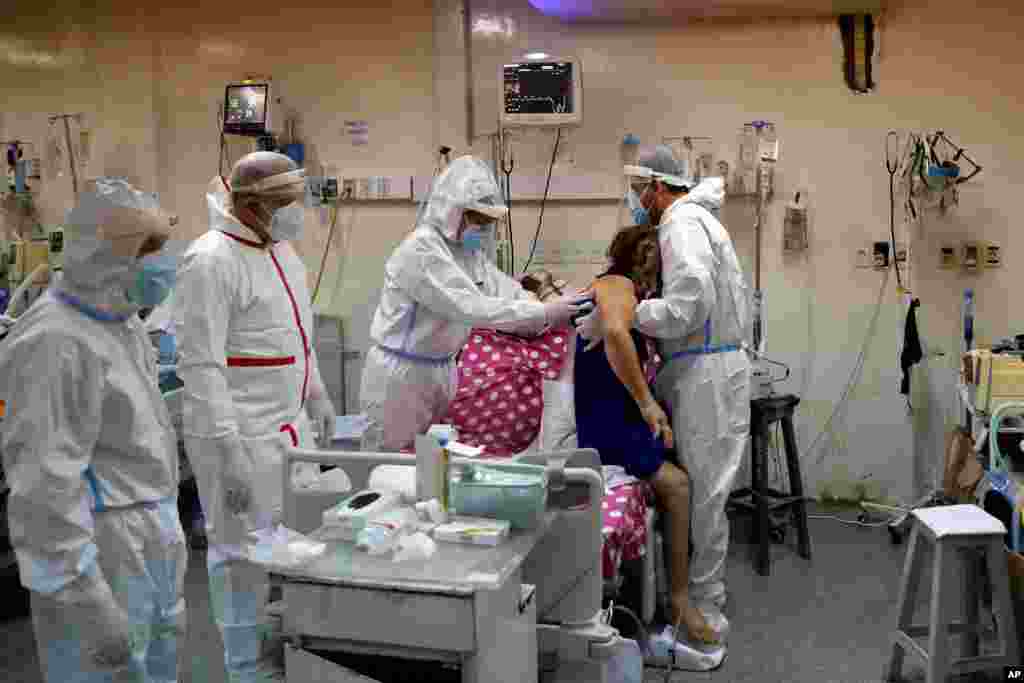 파라과이 루케의 종합병원 응급실에서 의료진이 신종 코로나바이러스 감염 환자를 돌보고 있다.