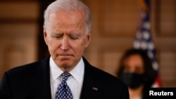 Presiden AS Joe Biden, didampingi Wapres Kamala Harris, memberikan pidato di Universitas Emory di Atlanta, Georgia, Jumat (19/3). 