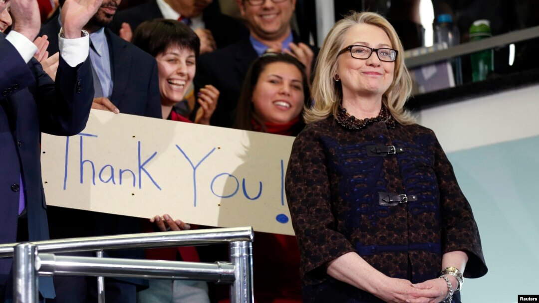Mantan Menteri Luar Negeri AS Hillary Clinton mendapat sambutan meriah dalam hari terakhirnya di kementerian 1 Februari 2013. (Foto: Dok)