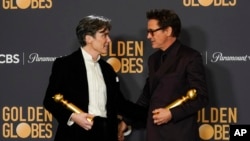 Cillian Murphy, ganador del premio al mejor actor dramático, y Robert Downey Jr., ganador del premio al mejor actor de reparto con "Oppenheimer".