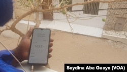  La radio est désormais plus écoutée sur les smartphones, comme ici à Dakar, Sénégal, le 13 février 2020. (VOA/Seydina Aba Gueye)