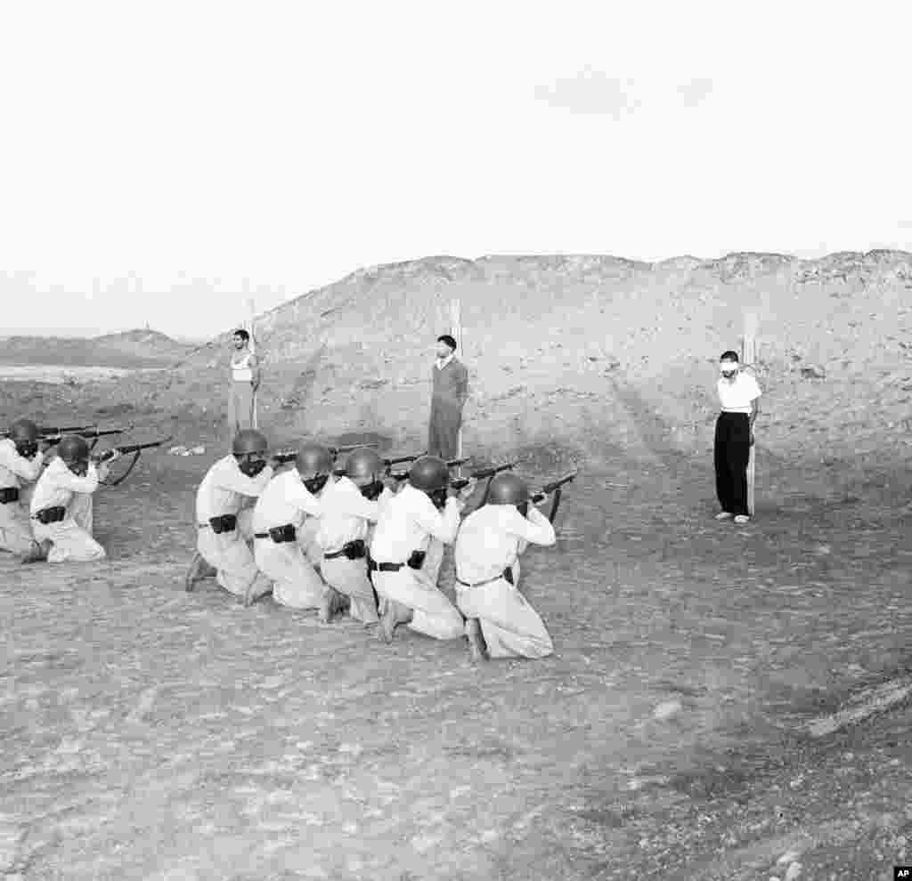 امروز در تاریخ: سال ۱۳۳۱؛ خرمشهر، ایران سه&zwnj; ملوان ایرانی به خاطر آنچه تلاش برای آتش زدن بزرگترین کشتی جنگی آن زمان ایران اعدام شدند. عکس: AP