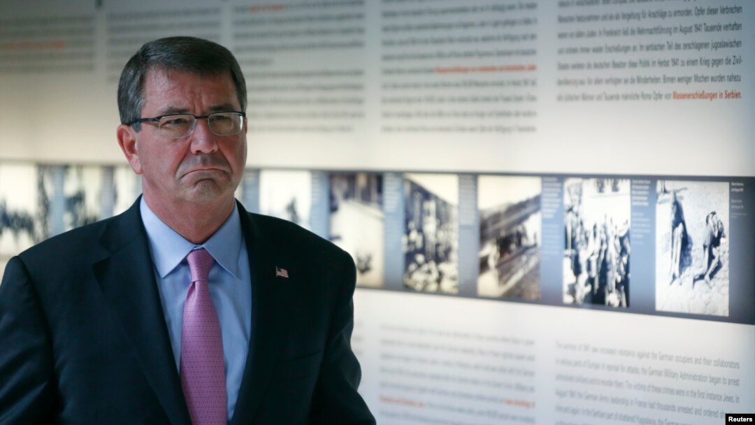 Menteri Pertahanan AS Ashton Carter diHolocaust Memorial di Berlin, Jerman (22/6). 