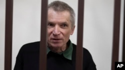 (FILE) Imprisoned Kremlin critic Alexei Gorinov, sits in a cage at the court in Vladimir, Russia, Friday, Nov. 29, 2024.