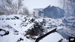 Bara api tampak di sebuah rumah yang hangus dalam kebakaran hutan, Sabtu, 1 Januari 2022, di Kota Superior, negara bagian Colorado, AS. (Foto: David Zalubowski/AP Photo) 