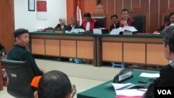 Ustadz Afif (kiri) sedang memberikan kesaksian dalam sidang enam terdakwa simpatisan ISIS di pengadilan Negeri Jakarta Barat hari Selasa 20/10 (VOA/Fathiyah).