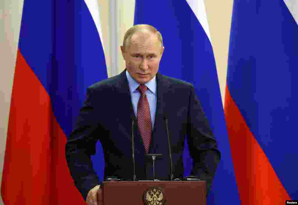 Rusiya prezidenti Vladimir Putin Soçidə mətbuat konfransı zamanı çıxış edir