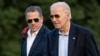 Presiden AS Joe Biden dan anaknya, Hunter Biden, tiba di Fort McNair, Washington, pada 25 Juni 2023. (Foto: AP/Andrew Harnik)