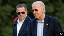 Presiden AS Joe Biden dan anaknya, Hunter Biden, tiba di Fort McNair, Washington, pada 25 Juni 2023. (Foto: AP/Andrew Harnik)