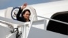 Phó Tổng thống Mỹ Kamala Harris lên phi cơ Không lực 2 để công cán nước ngoài (ảnh tư liệu, tháng 6/2021).