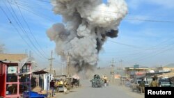 阿富汗自杀汽车炸弹爆炸后浓烟滚滚（2015年2月）