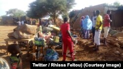 Quelques familles sortent leurs biens menacés par des inondations à Agadez, Niger, 15 août 2018. (Twitter/ Rhissa Feltou)