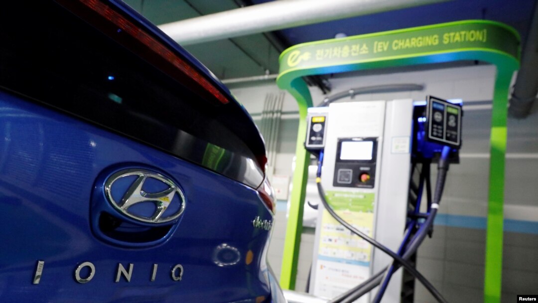 Mobil listrik Hyundai Motor IONIQ terlihat di stasiun pengisian listrik di Seoul, Korea Selatan. (Foto: Reuters)