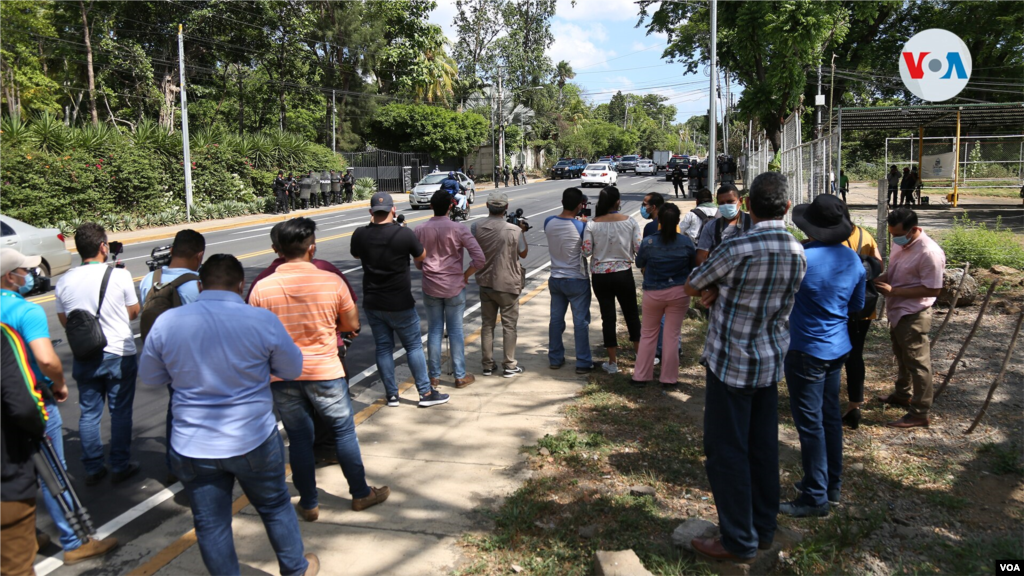 Autoridades policiales establecieron un per&#237;metro considerable, para evitar la cobertura de la prensa al allanamiento de Cristiana Chamorro.