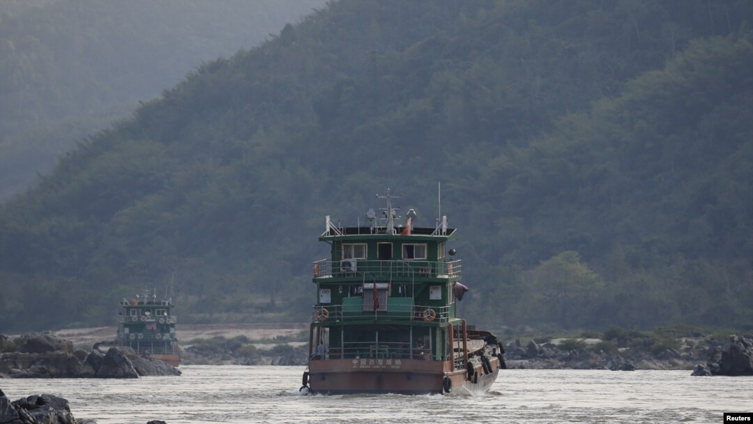 Tàu vận tải Trung Quốc đi trên sông Mekong gần Tam giác Vàng tại biên giới giữa Lào, Myanmar và Thailand (ảnh tư liệu, 1/3/2016)