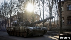 Militares ucranianos viajan sobre un tanque en Bakhmut, mientras continúa el ataque de Rusia contra Ucrania, en la región de Donetsk, Ucrania, 5 de diciembre de 2022. REUTERS/Yevhen Titov