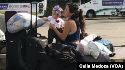 Una mujer venezolana con su niña momentos después de cruzar hacia Colombia a través del Puente Internacional Simón Bolívar.