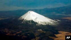 白雪覆蓋下的富士山