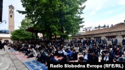 Bosna i Hercegovina - Bosanski muslimani noseći maske za lice sudjeluju u molitvi za Bajram ispred Gazi-Husrev-begove džamije, u Sarajevu, 13. maja 2021. godine.