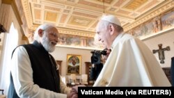 Paus Fransiskus bertemu dengan Perdana Menteri India Modi di Vatikan, 30 Oktober 2021. (Foto: Vatican Media via REUTERS)