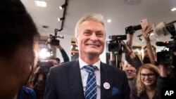 Capres ekonom Gitanas Nauseda merayakan kemenangan putaran pertama pilpres Lithuania di Vilnius, Lithuania, Senin, 13 Mei 2019. 