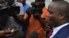 Mutungamiri weTajamuka/Sesjikile VaPromise Mkwananzi vachitaura nevatori venhau.