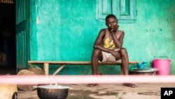 Un joven en cuarentena en su casa del pueblo de Moyamba, en las afueras de Freetown, Sierra Leona.