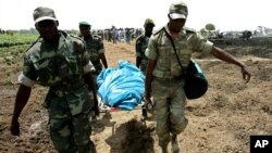 Des soldats camerounais transportent un mort sur une civière, à Kousseri, Cameroun, 23 avril 2006.