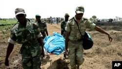 Des soldats camerounais transportent un mort sur une civière, à Kousseri, Cameroun, 23 avril 2006.