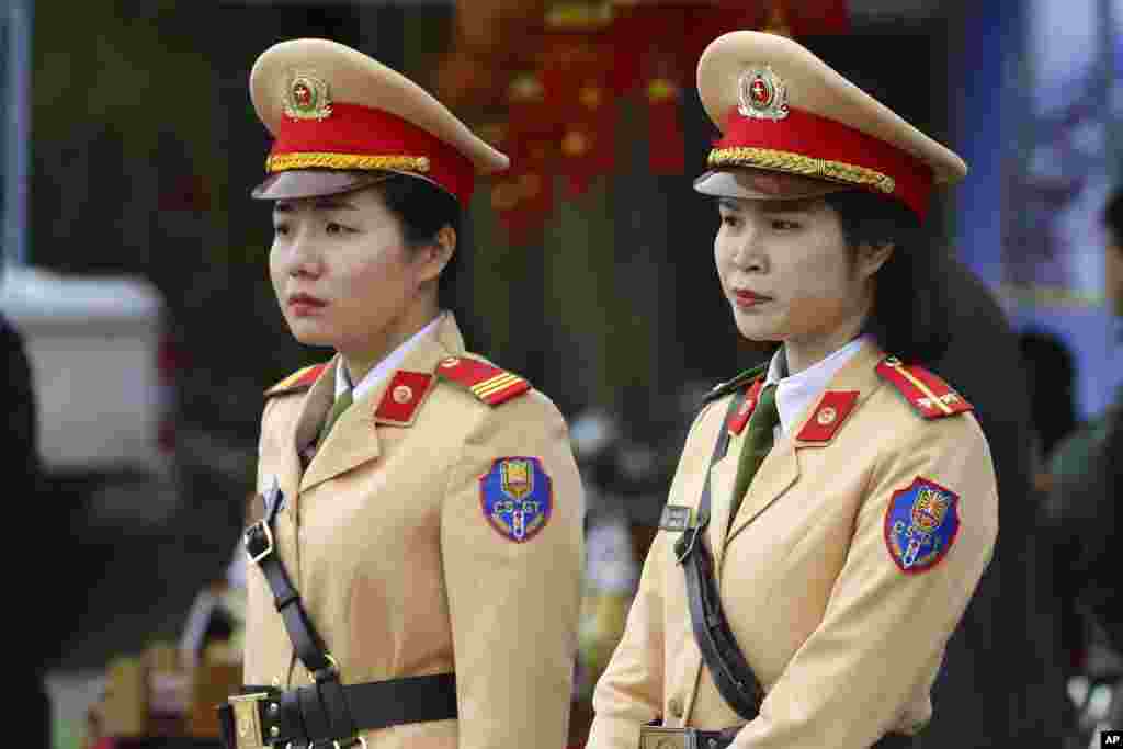 هانوی در آستانه دیدار پرزیدنت ترامپ و رهبر کره شمالی - بیش از ده هزار مامور پلیس، ارتشی و امنیتی از ویتنام وظیفه امنیت این نشست را برعهده دارند.