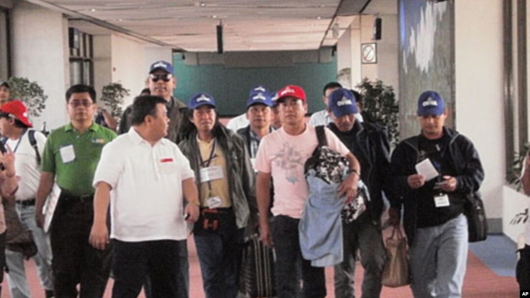 Philippine workers return home from Libya