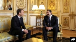 Le président français Emmanuel Macron, à gauche, s'entretient avec le Premier ministre libanais Saad Hariri à l'Elysée à Paris, le samedi 18 novembre 2017.