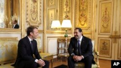 ប្រធានាធិបតី​បារាំង​ Emmanuel Macron (ឆ្វេង)​និង​នាយករដ្ឋមន្រ្តី​ប្រទេសលីបង់ Saad Hariri ជួប​នៅ​ក្នុង​វិមាន Elysee ក្នុង​ទីក្រុង​ប៉ារីសកាលពី​ថ្ងៃទី​១៨ វិច្ឆិកា ២០១៧។