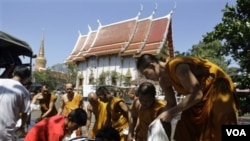 Para biksu Thailand meletakkan karung pasir untuk menghalangi air yang membanjiri sekitar biara di Laksi, Bangkok (31/10). Ketegangan warga Ibukota Thailand ini meningkat seiring bencana banjir yang melanda Bangkok sejak dua bulan terakhir.