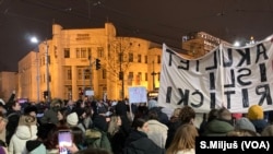 Zbog napada na studente, u utorak uveče je ispred Pravnog fakulteta u Beogradu protestovalo nekoliko hiljada akademaca i građana (Glas Amerike / S. Miljuš)