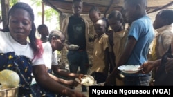 Distribution du repas aux élèves à la cantine scolaire de Djiri Pont à Brazzaville, le 28 février 2018. (VOA/Ngouela Ngoussou)