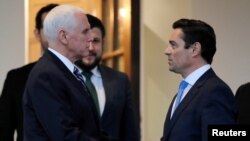 Foto de archivo del vicepresidente de Estados Unidos, Mike Pence, con Carlos Vecchio, el embajador del gobierno interino de Venezuela en Washington el 29 de enero del 2019. 