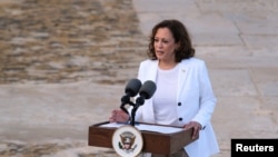 Wakil Presiden AS Kamala Harris menyampaikan sambutan setelah mengunjungi kastil Cape Coast di Cape Coast, Ghana, dalam rangkaian lawatan selama seminggu ke Ghana, Tanzania dan Zambia, 28 Maret 2023. (REUTERS/Francis Kokoroko)