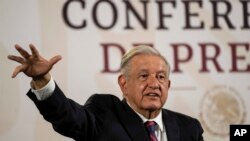 El presidente mexicano Andrés Manuel López Obrador da su conferencia de prensa matutina en el Palacio Nacional en la Ciudad de México, el 16 de abril de 2024.